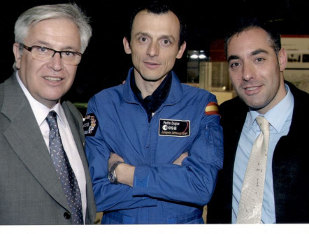Ignacio Rubio con el exalcalde de Barcelona Joan Clos y el astronauta Pedro Duque