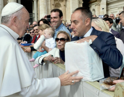 Ignacio Rubio saludando al Papa Francisco en el Vaticano