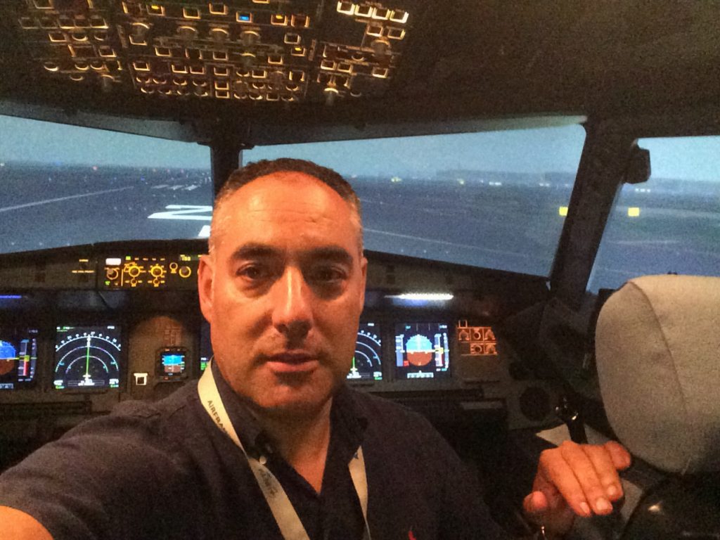 Ignacio Rubio en la cabina del avion
