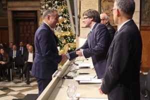 Ignacio Rubio recibiendo la felicitación del Presidente de la Generalitat, Carles Puigdemont en el acto de reconocimiento a los "Ambassadors"