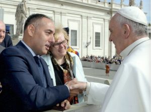 Ignacio Rubio saludando al Papa Francisco en la ciudad del Vaticano.