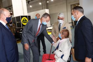 Ignacio Rubio con el Rey Felipe VI en el Salón del Automóvil. Foto del saludo de Su Majestad